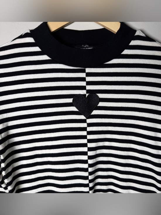 Hot Topic Tops - Hot Topic Black White Stripe Crop Top Heart Patch Long Sleeve Color Block L